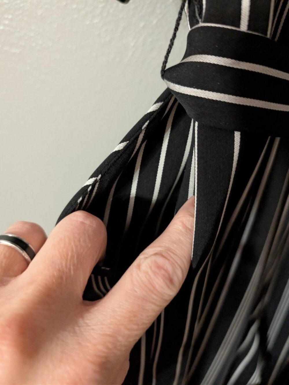 Calvin Klein Striped Wide Leg Jumpsuit Size 10 Black White Tie Sleeve CD9E25J1 - Picture 6 of 12